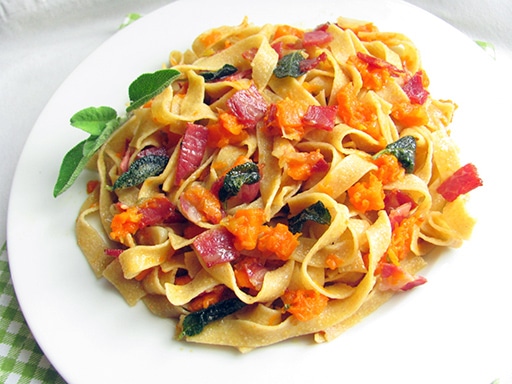  Tagliatelle con zucca, capocollo e salvia croccante