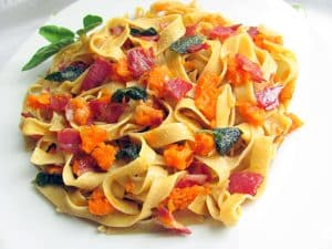 Tagliatelle con zucca capocollo e salvia