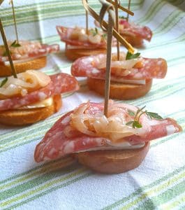 Crostini realizzati con Salame, cipolla e Brie