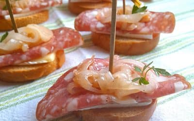 Crostini con Salame, Brie e cipolla caramellata