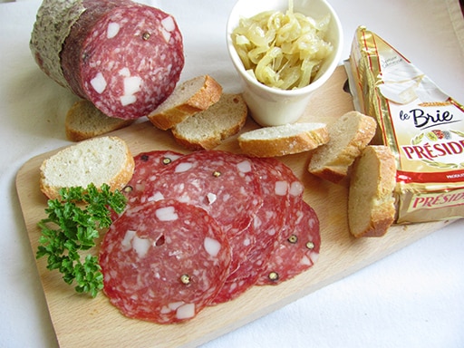 ingredienti crostini salame, brie e cipolla